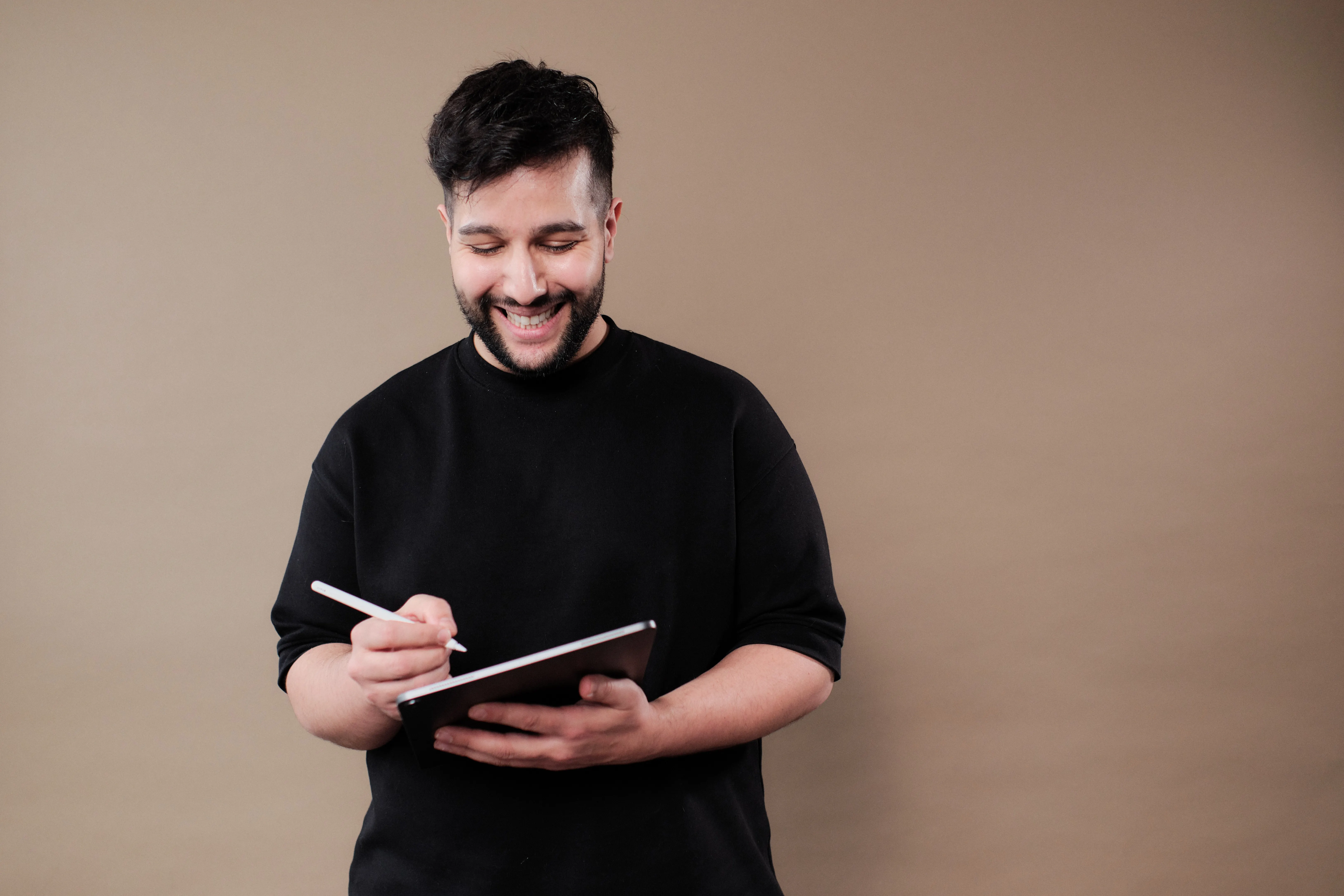 Gründer von CrawlFox, lächelnd und auf ein Tablet schauend